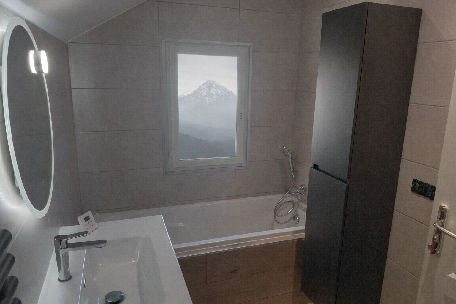 Salle de bain avec baignoire